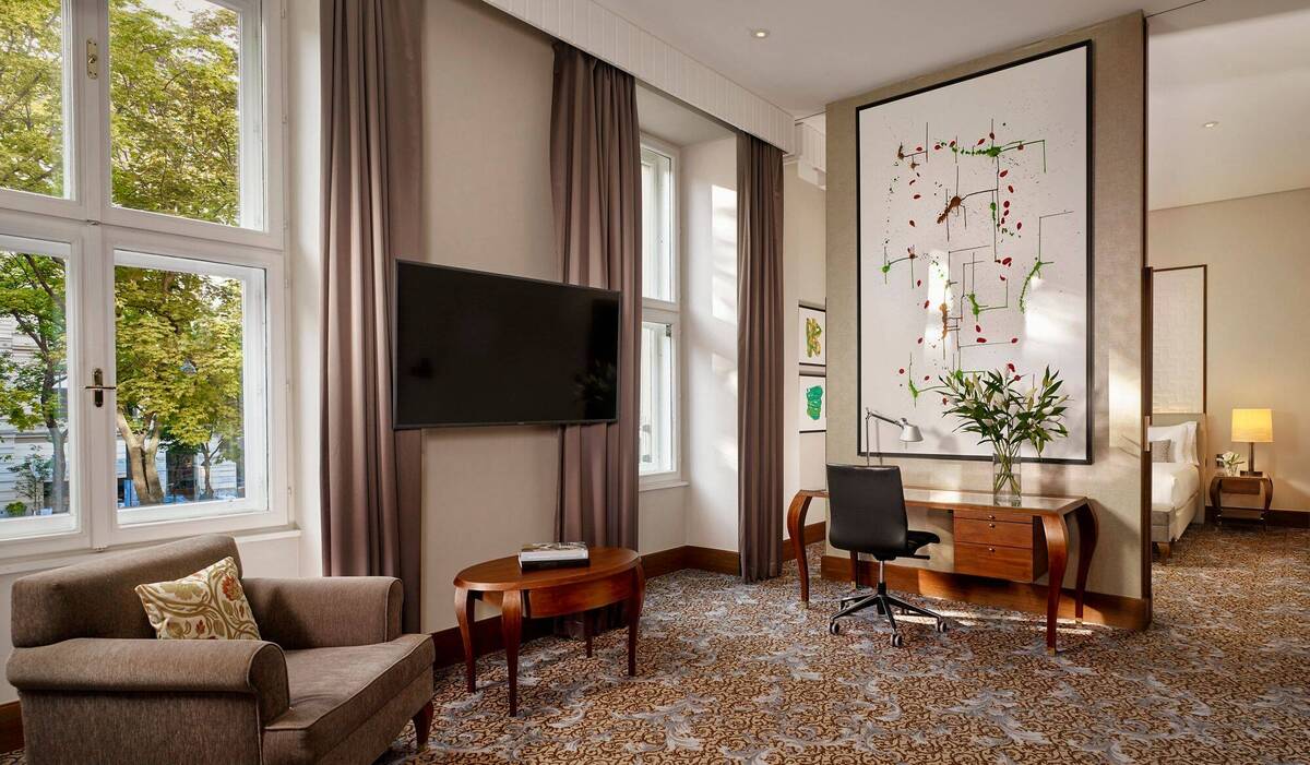 PREMIUM ONE BEDROOM SUITE, CLUB LOUNGE ACCESS