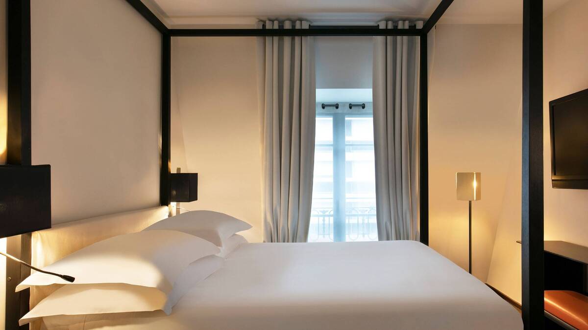 Deluxe Guest Room Queen Balcony