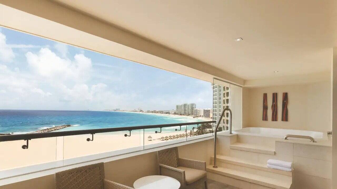 Club Ocean Front Corner Suite