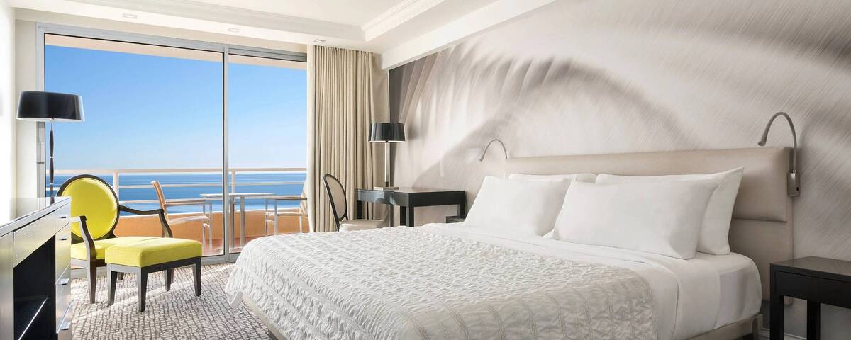 Deluxe Room King Sea View Balcony