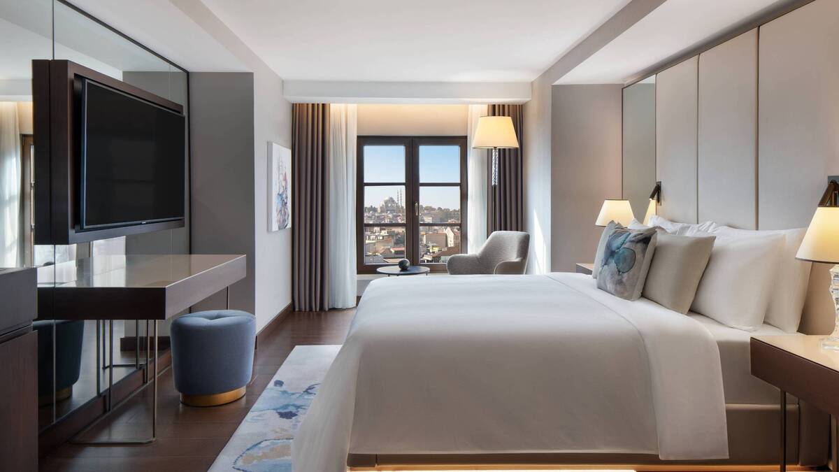 Deluxe City King Deluxe Guest Room King Or One Queen