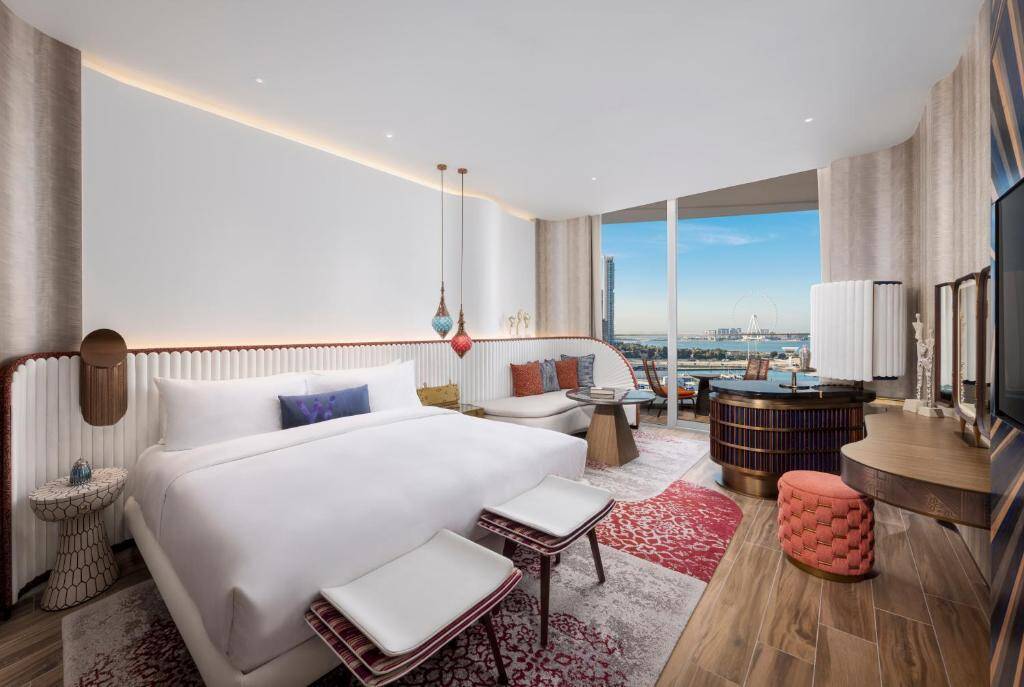 PREMIER DELUXE CORNER KING SEA VIEW HIGH FLOOR BALCONY 