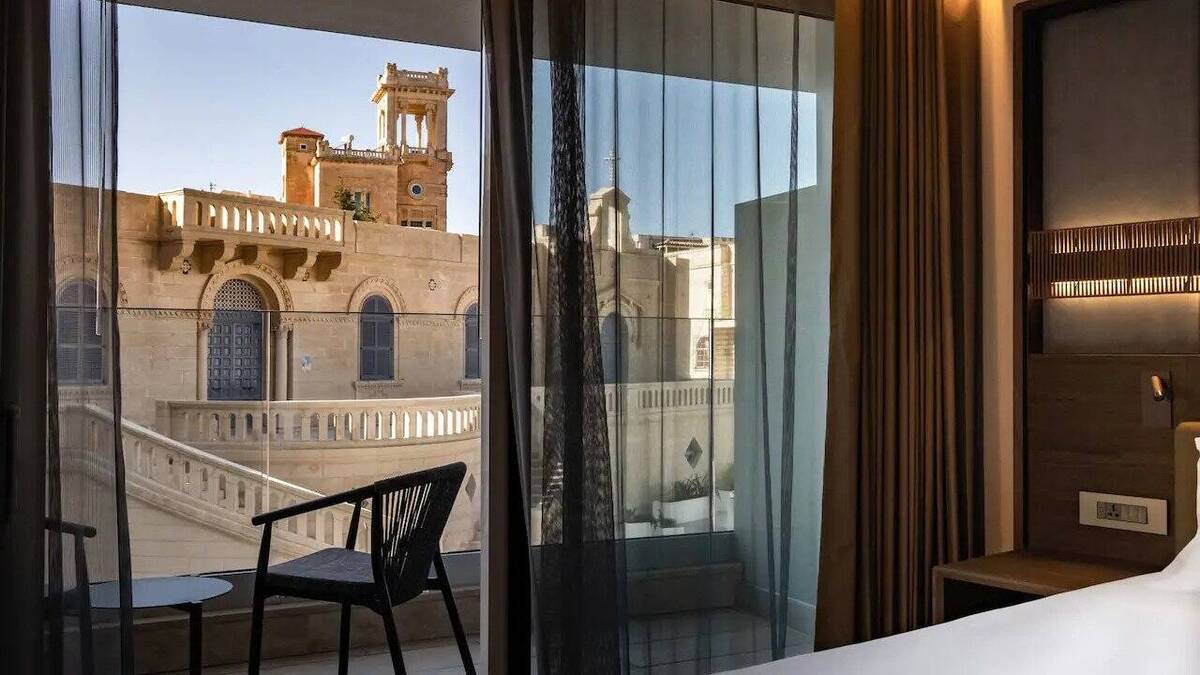 King Bed Pjazza View and Balcony