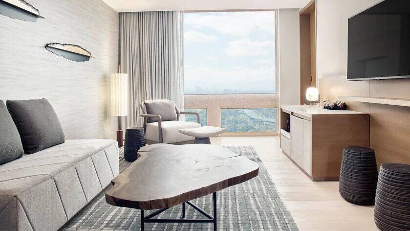 Executive Level Suite Larger Suite One King High Floor