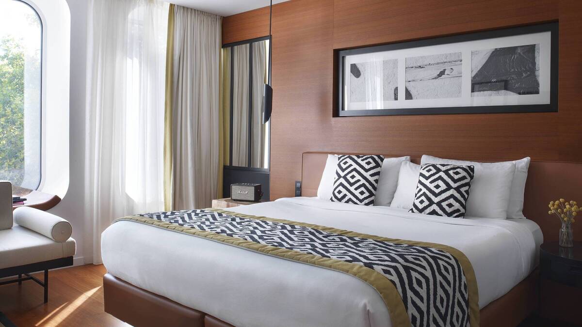 Artist Studio Junior Suite, One King	