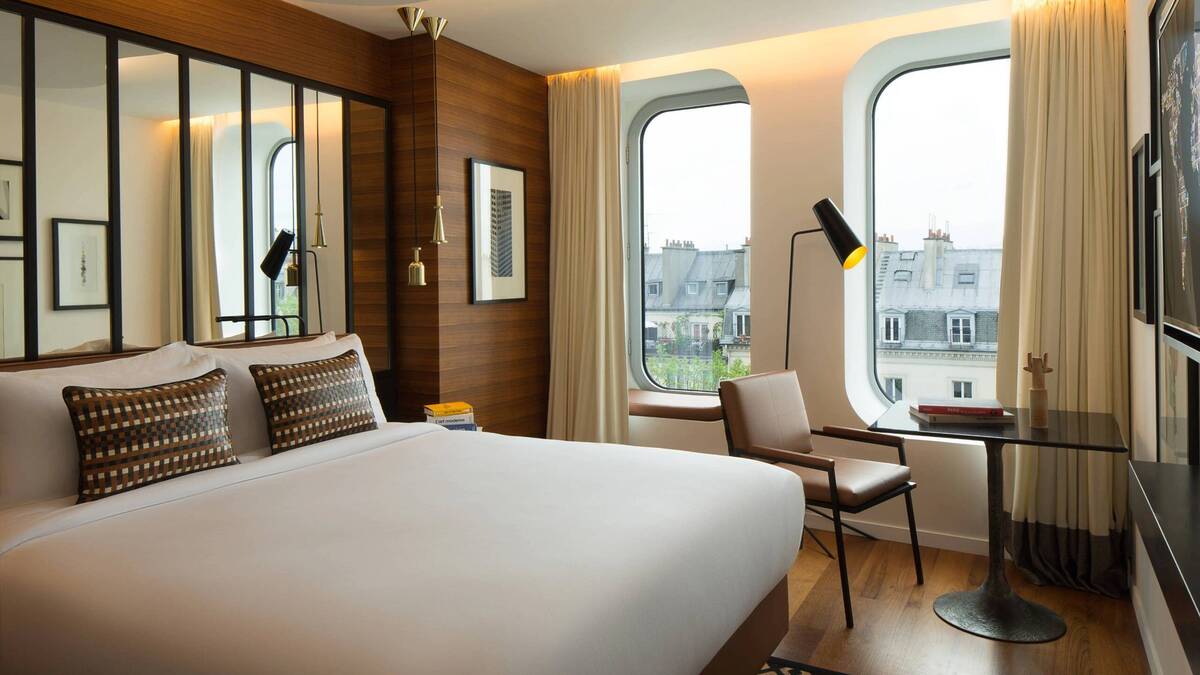 Urban View Guest Room, One Queen, Paris Rooftop View 