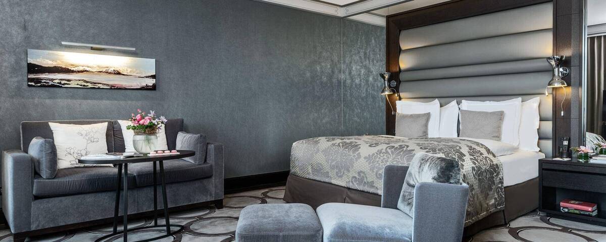  EXECUTIVE ROOM