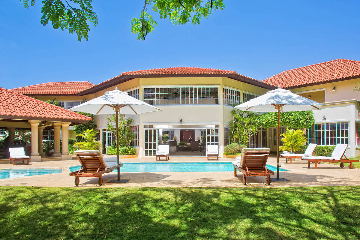 FIVE BEDROOM CLASSIC VILLA