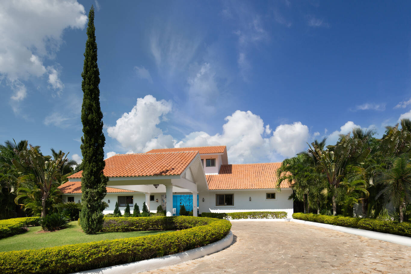 FIVE BEDROOM CLASSIC VILLA