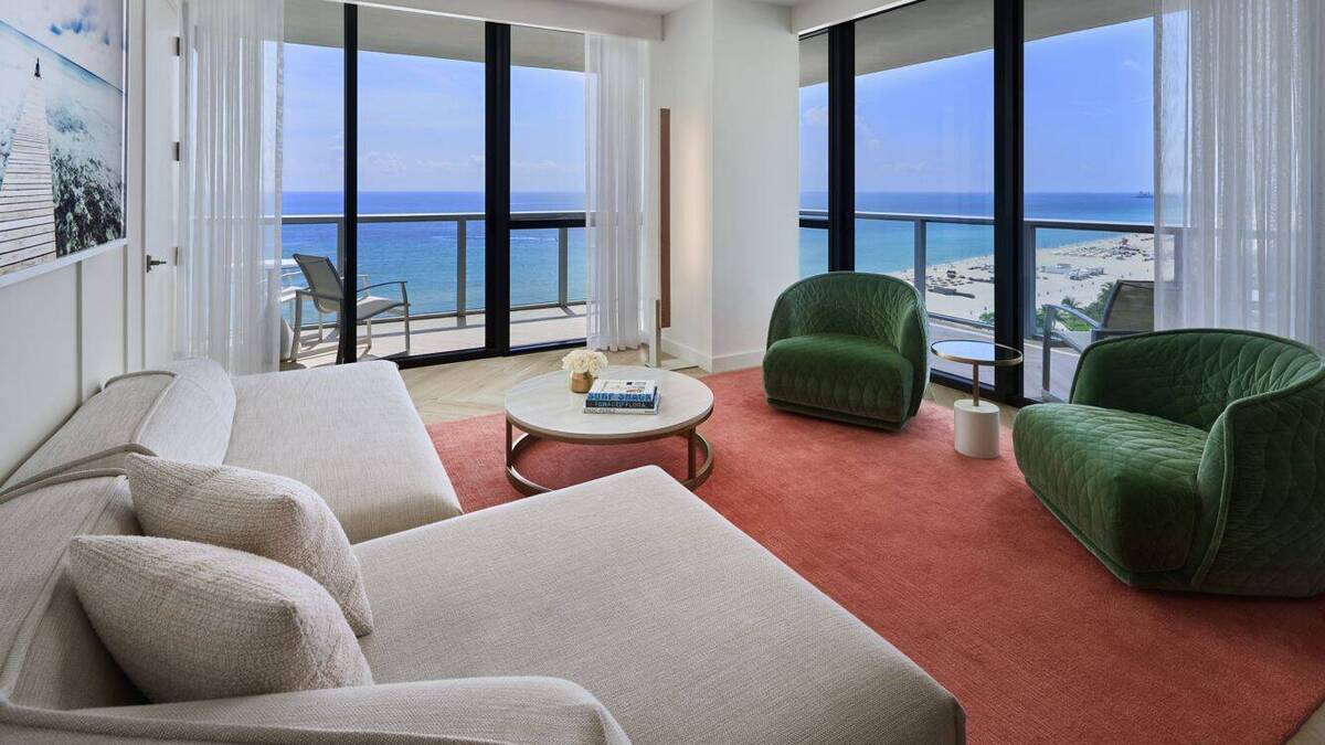 PREMIER SUITE STUDIO KING CORNER ROOM BALCONY