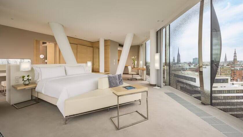 JUNIOR HORIZON, CITY AND WATER VIEW CORNER SUITE