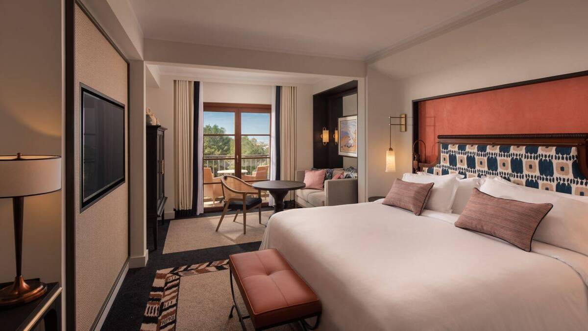 Deluxe Guest Room King Garden View Balcony