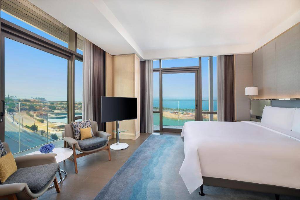 One Bedroom Horizon Suite City & Sea View