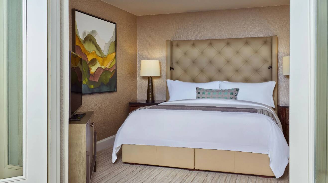 Mountain View Grand Suite with 1 King Bed ADA Roll-in Shower