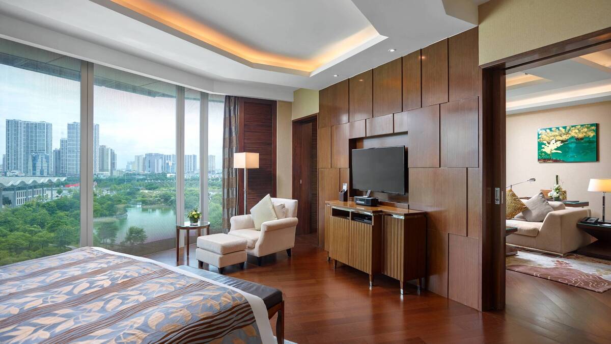 EXECUTIVE SUITE BALCONY, LAKE VIEW