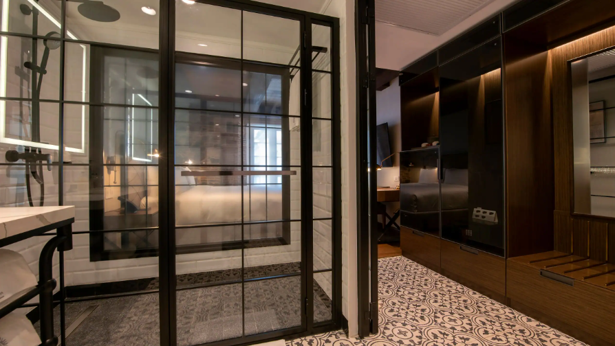 King Bed Casco View