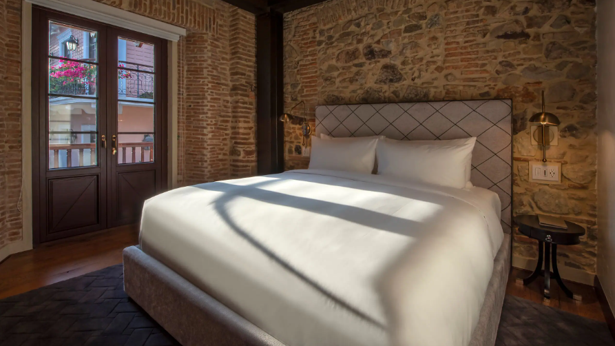 King Bed Casco View 