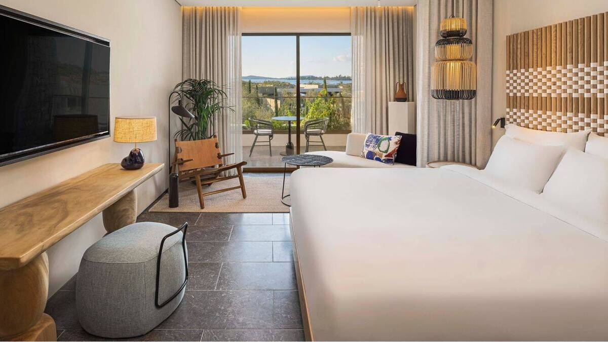 Deluxe Bay View Two Twins Partial Sea View 