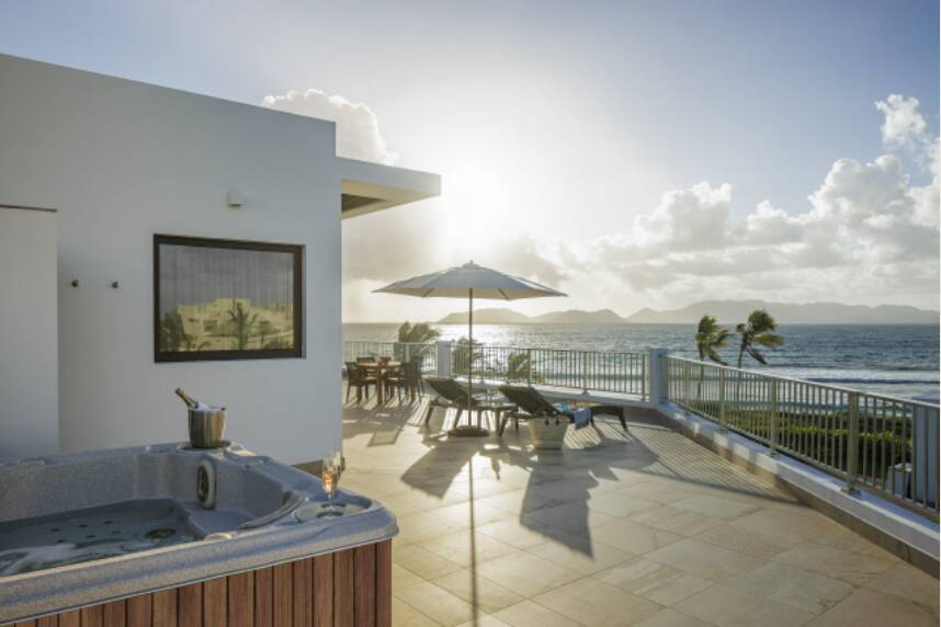 Oceanfront Deluxe Suite with Hot Tub