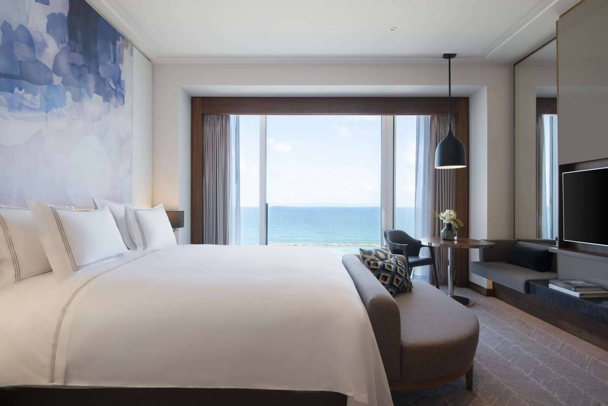 Deluxe Seafront Horizon Lounge Room