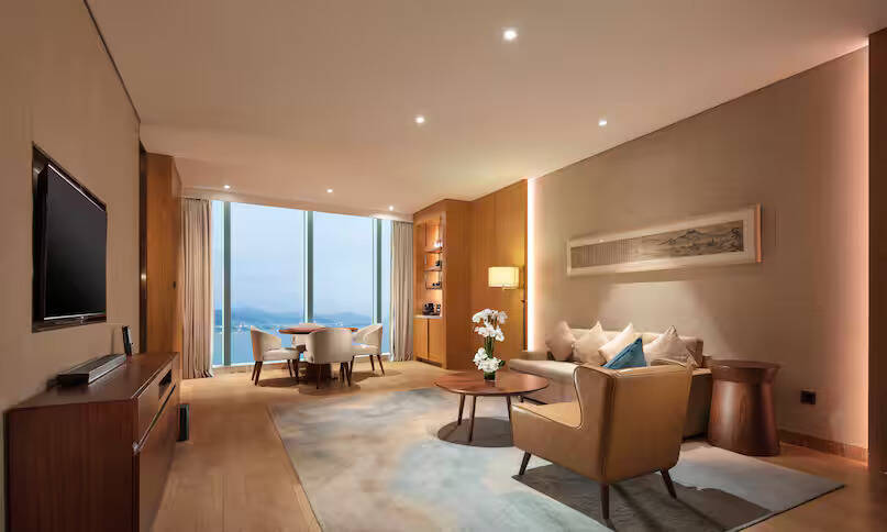 KING GRAND PREMIER SUITE CITYVIEW LOUNGE ACCESS