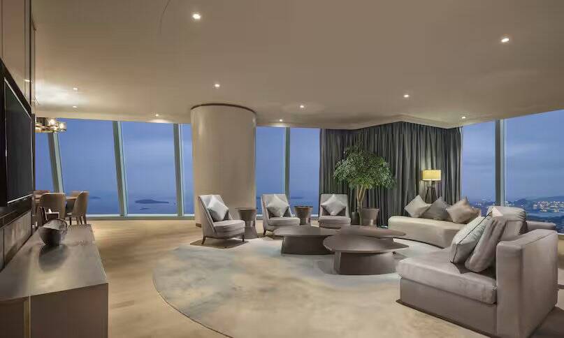 KING PRESIDENTIAL SUITE LOUNGE ACCESS
