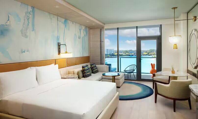 LAGOON VIEW KING BED MOBILITY ACCESS 3X3SHWR