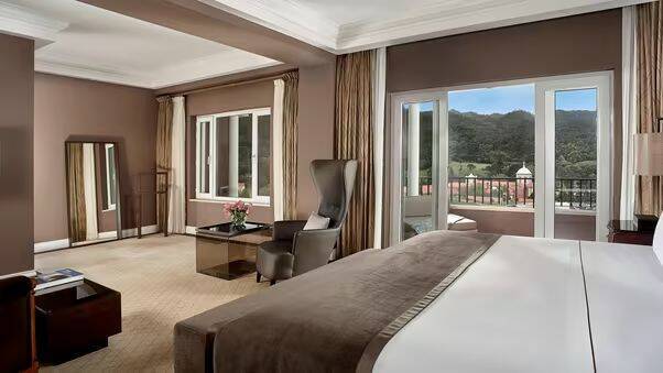 Presidential Suite, Corner Room, Top Floor, Balcony