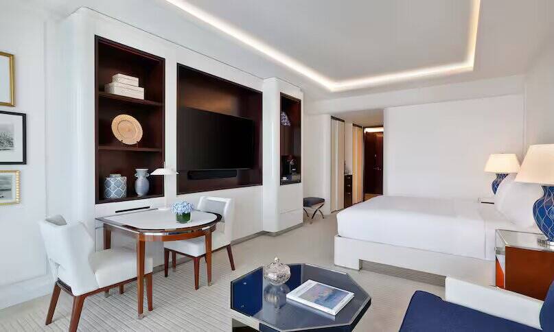 KING DELUXE ROOM