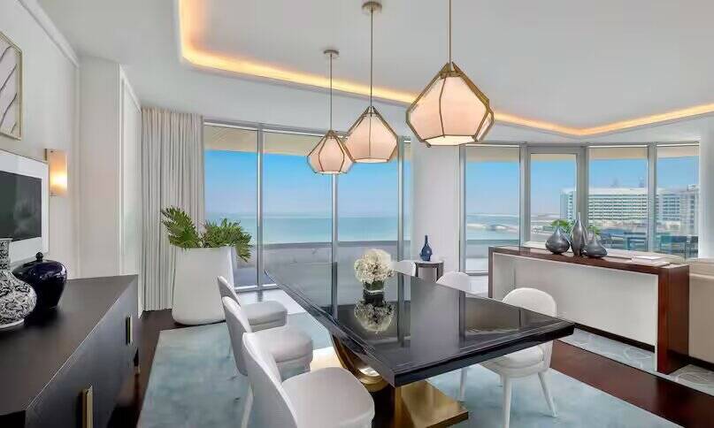 ONE BEDROOM CORNER SUITE WITH SEA VIEW