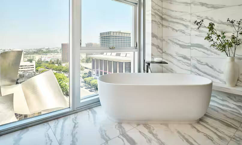 Grand Penthouse KingMobility/hearing Access Tub