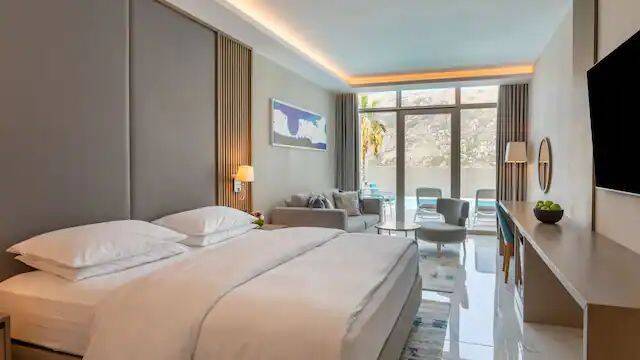 1 King Bed Sea View with Pool Premium