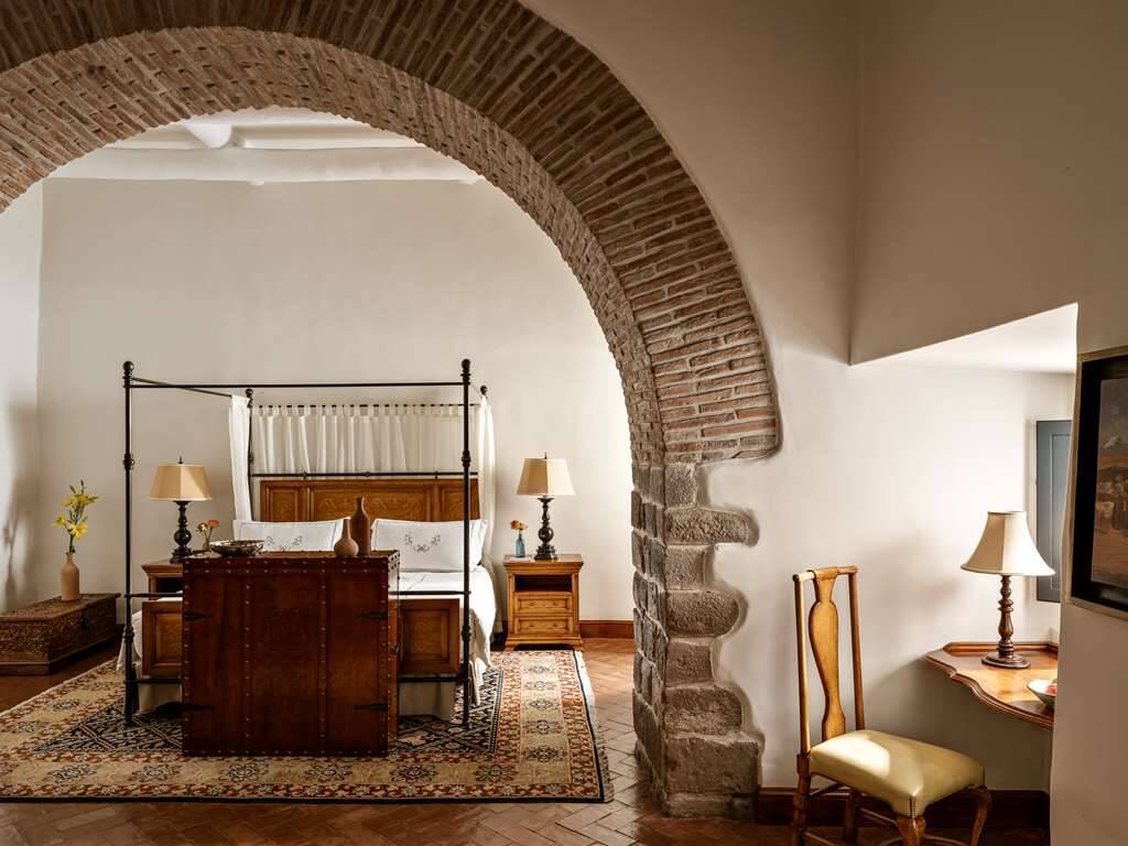 Colonial Arch Suite