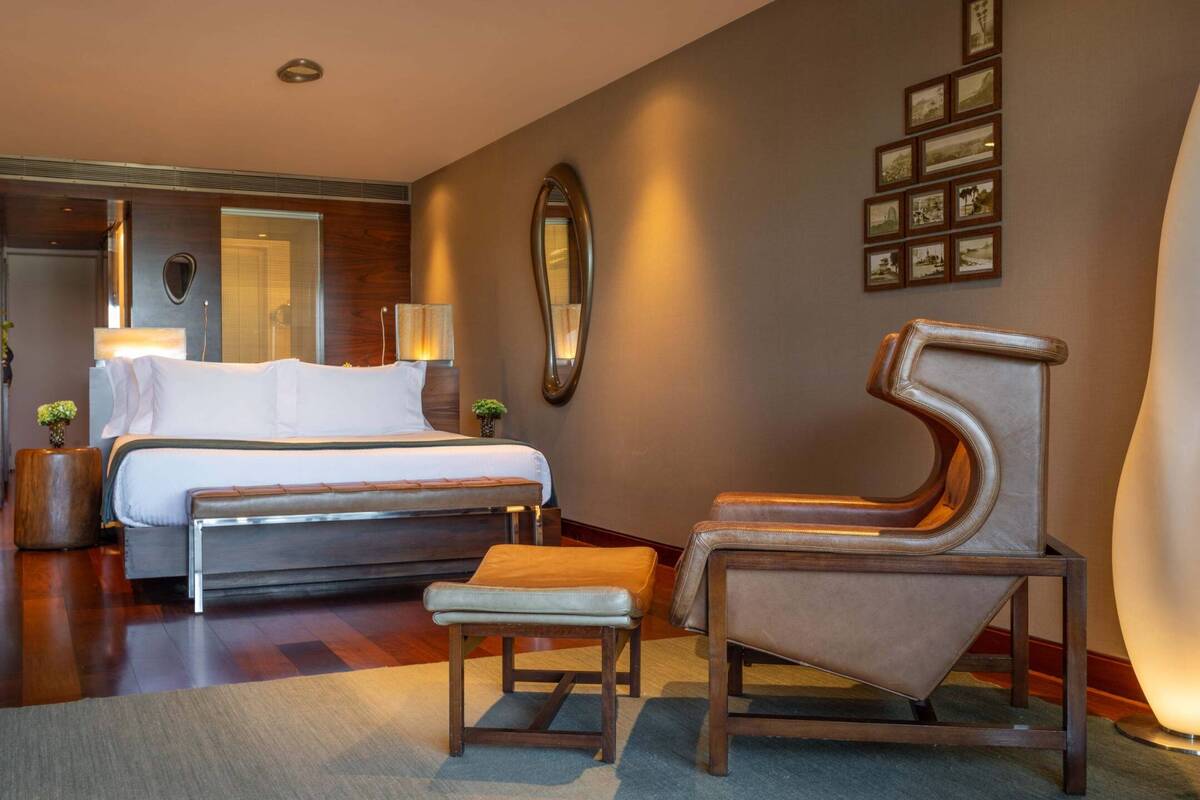 DELUXE OCEANFRONT ROOM KING BED