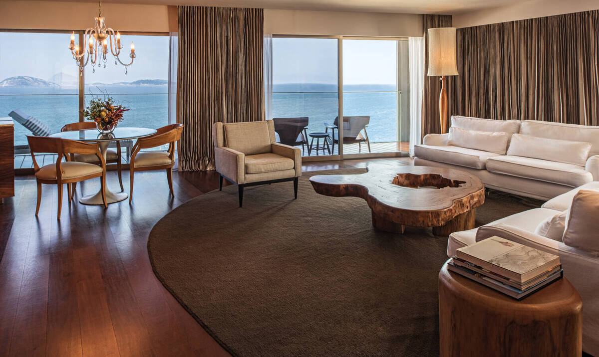 DELUXE SUITE OCEANFRONT KING BED