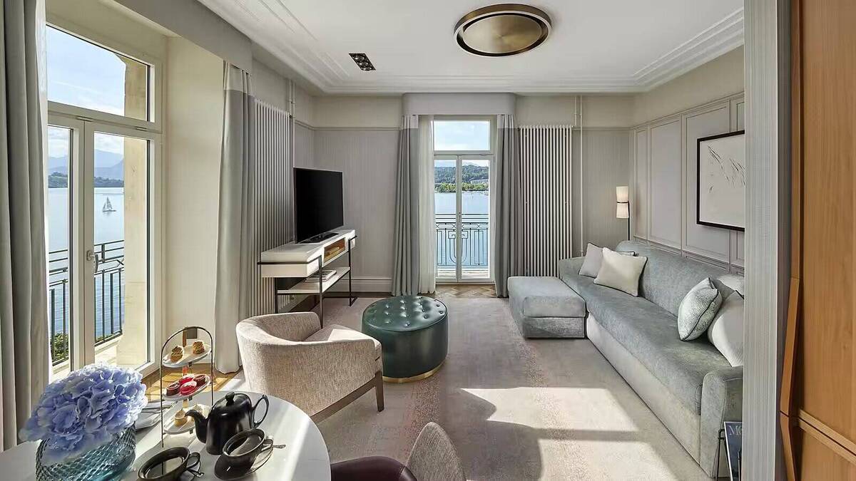 Lake View Suite