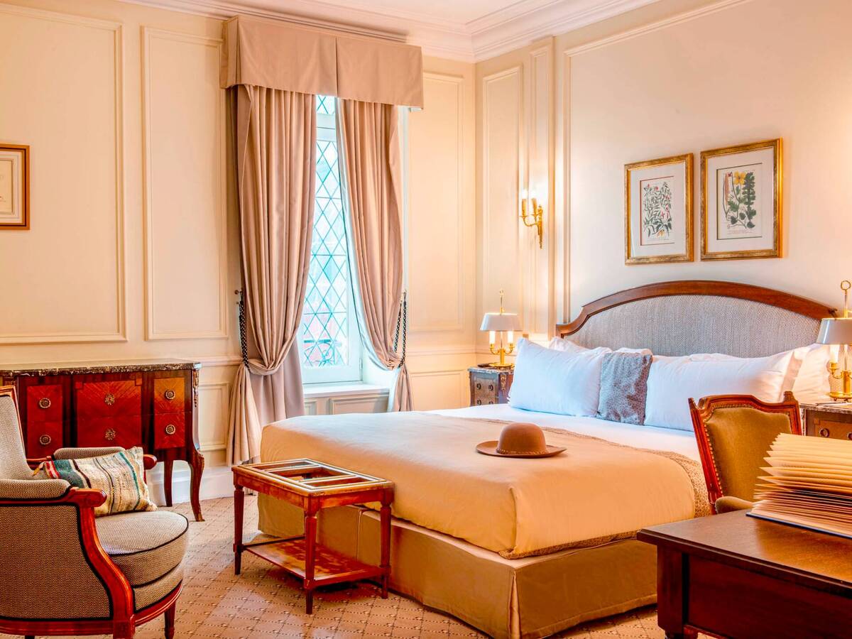 Classic Room, King Bed, City Street View