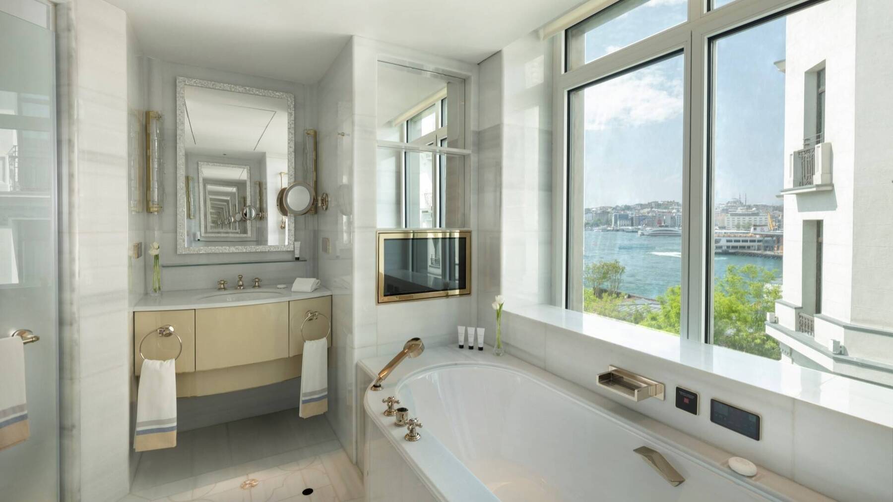 Superior Bosphorus Suite King