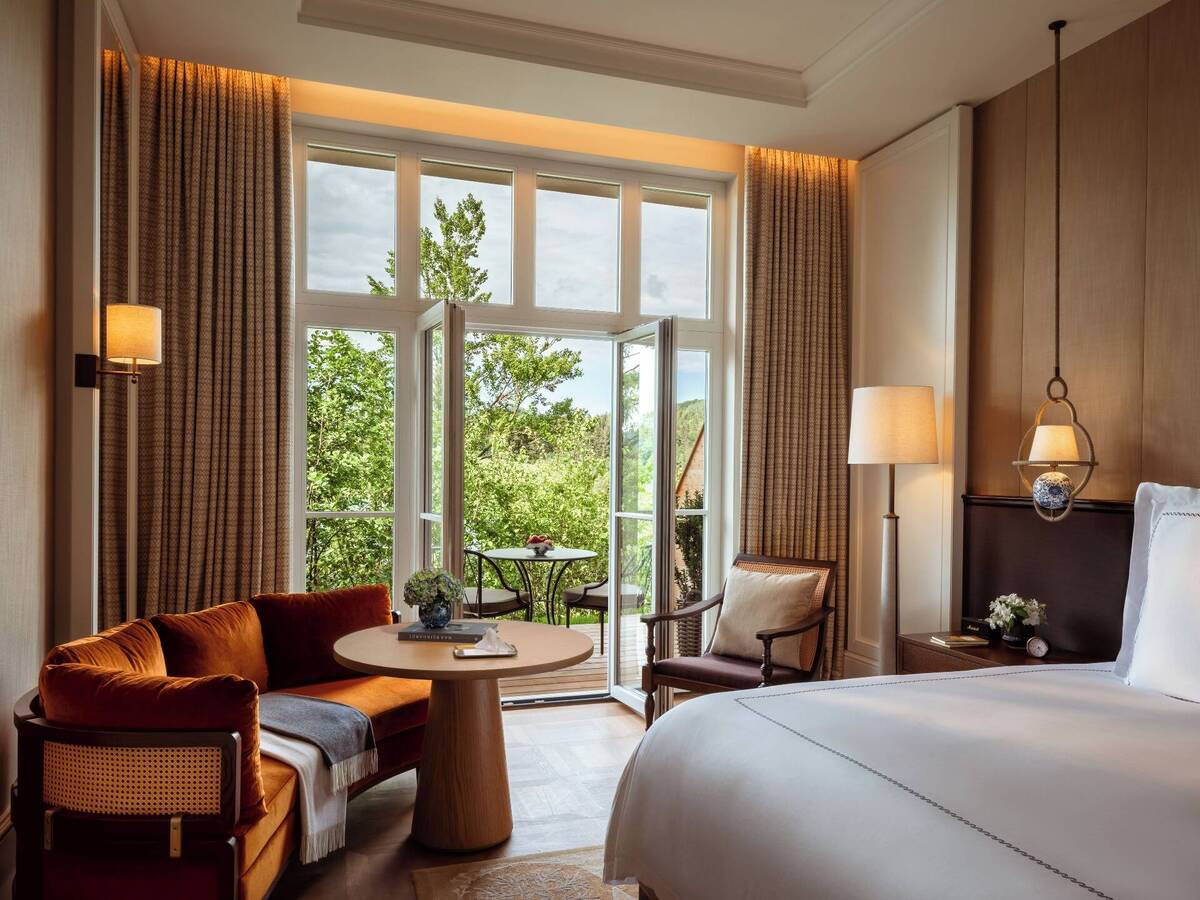 Premier LakeSide Room