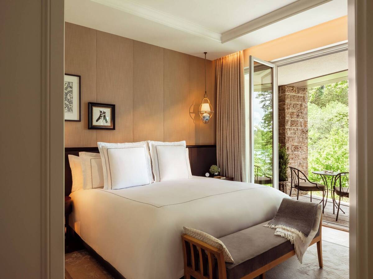 Deluxe Lakeside Suite