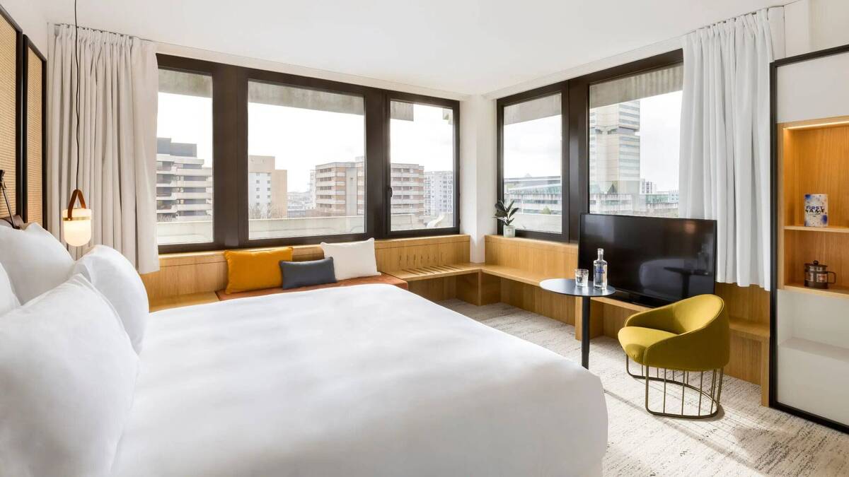 ONE KING CORNER DELUXE ROOM