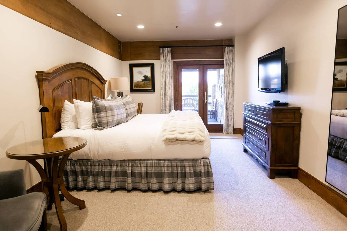 Deluxe King Room with Hot Tub