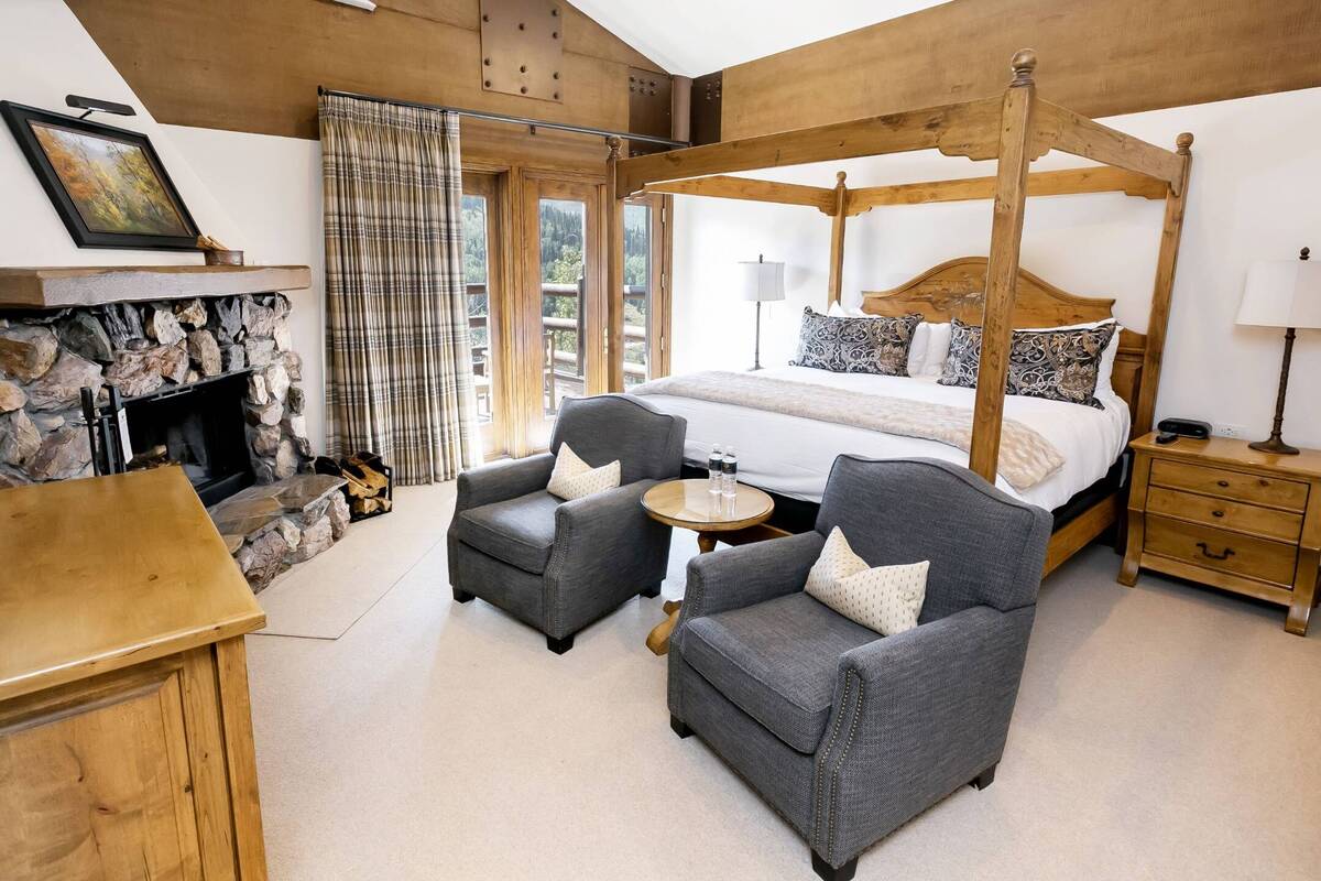 Main Lodge Luxury King Room with Hot Tub