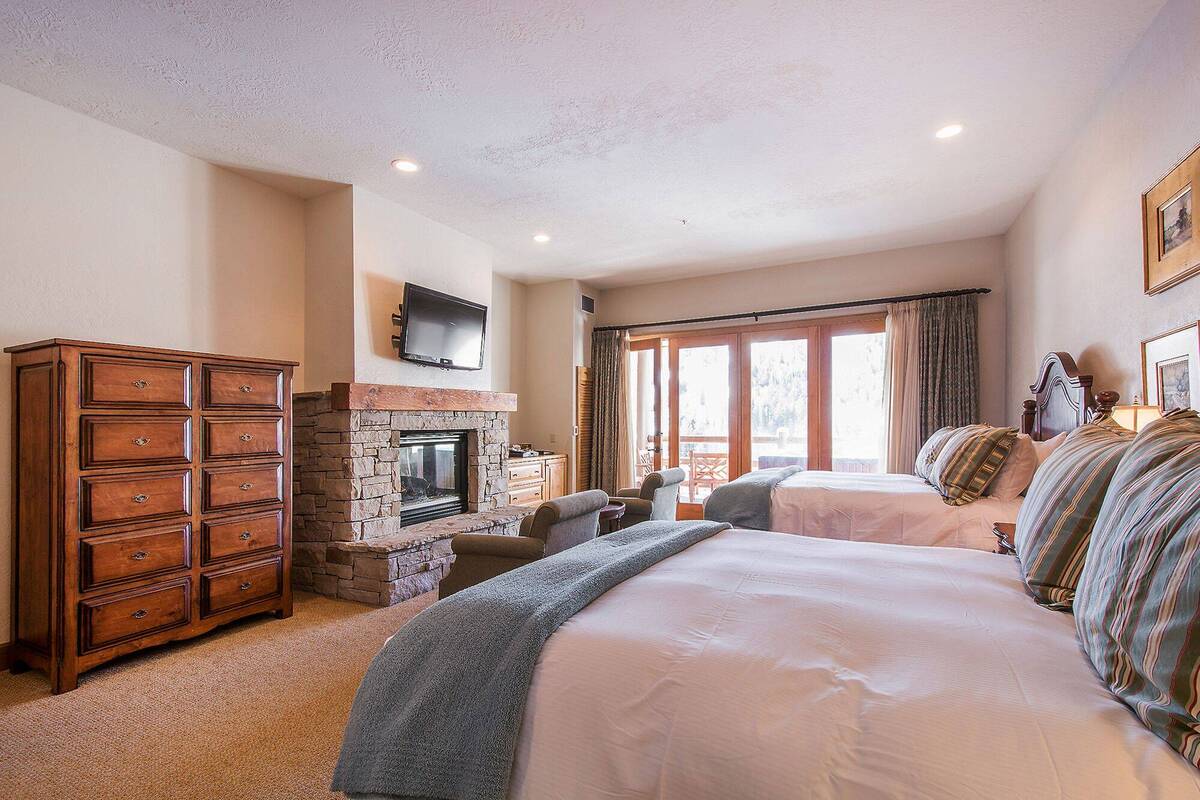 Luxury Two Queen Room with Hot Tub