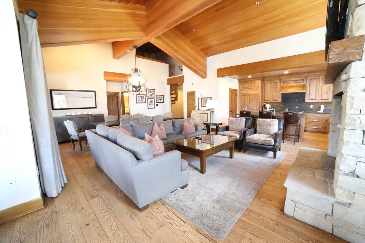 Premium Luxury One Bedroom Loft with Queen Bed