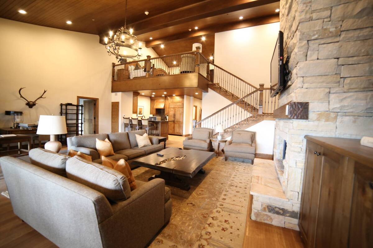 Premium Luxury One Bedroom Loft with Two Queen Beds
