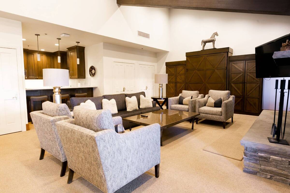 Luxury Four Bedroom Multi-Level Townhouse with Hot Tub