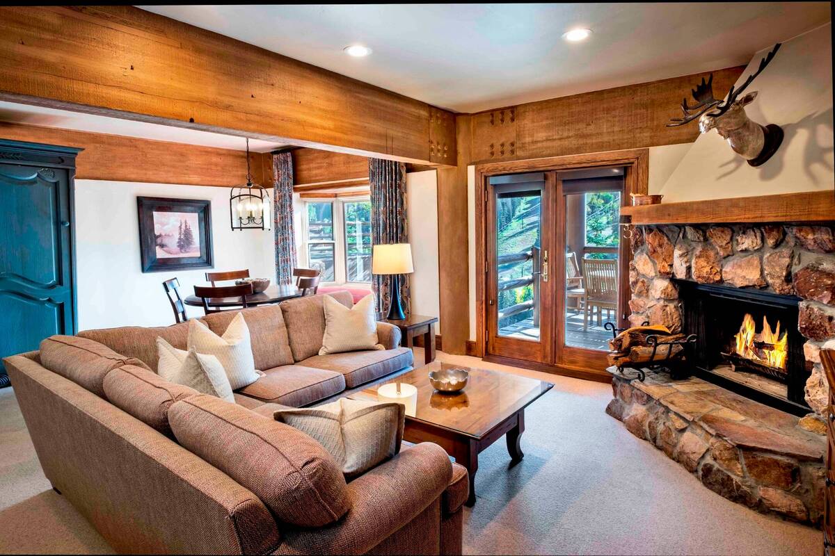 Luxury Three Bedroom Suite with Mountain Views and Three Hot Tubs