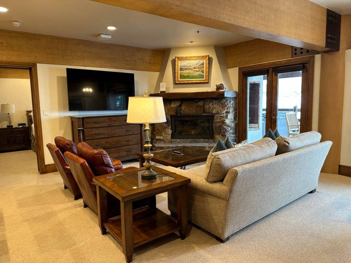 Luxury Three Bedroom Suite with Hot Tub 2