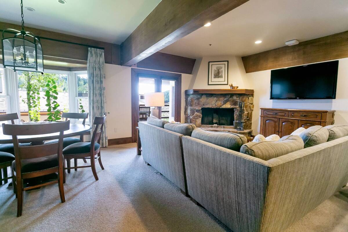 Premium Luxury Four Bedroom Suite with Three Hot Tubs